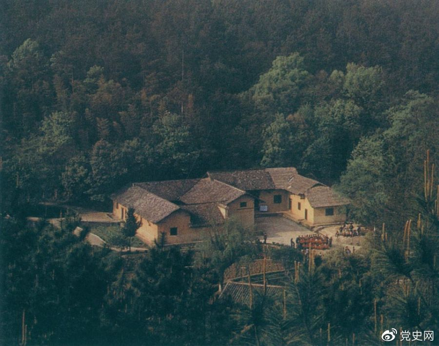 毛澤東故居——湖南省湘潭縣韶山?jīng)_上屋場(chǎng)。1893年12月26日，毛澤東在這里誕生。